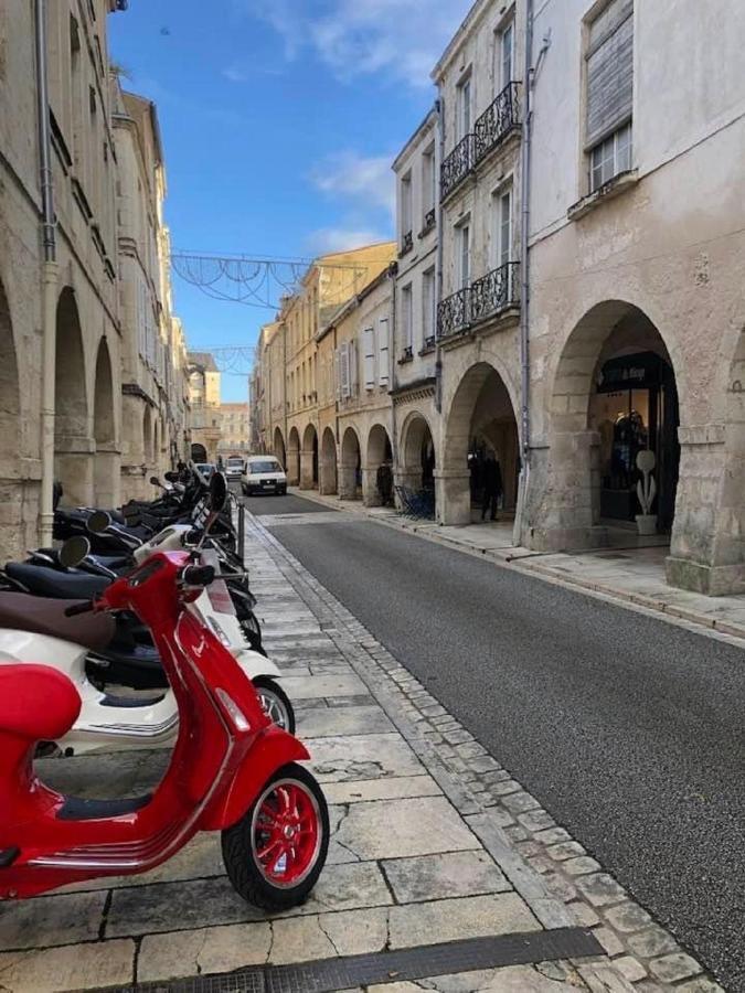 Charmant Cocon Iode Cosy Equipe, Baigne De Lumiere, Situe Au Coeur De La Rochelle A 1Min A Pied Du Marche Central Avec Tv Et Wifi Exterior foto