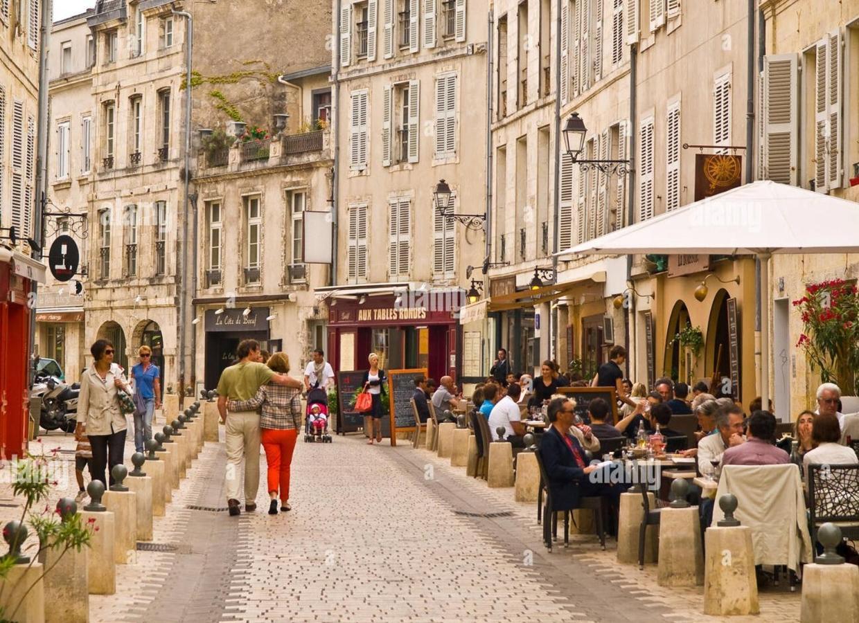 Charmant Cocon Iode Cosy Equipe, Baigne De Lumiere, Situe Au Coeur De La Rochelle A 1Min A Pied Du Marche Central Avec Tv Et Wifi Exterior foto